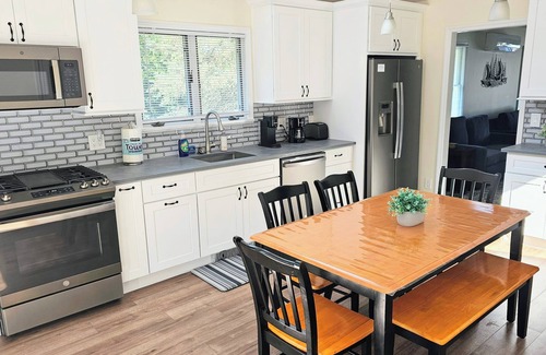 Greenwich Apartamento | Serene upstairs apt. Walk to town, train, & beach ferry!