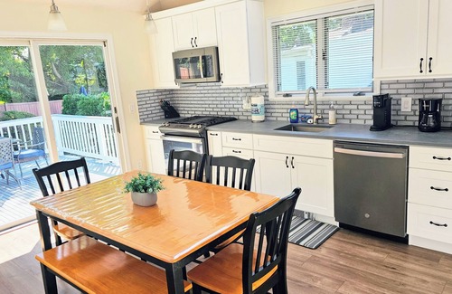 Greenwich Apartamento | Serene upstairs apt. Walk to town, train, & beach ferry!