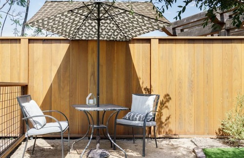 Talmadge Cabaña | Serene Urban Oasis - Cozy 1 Bedroom Cottage