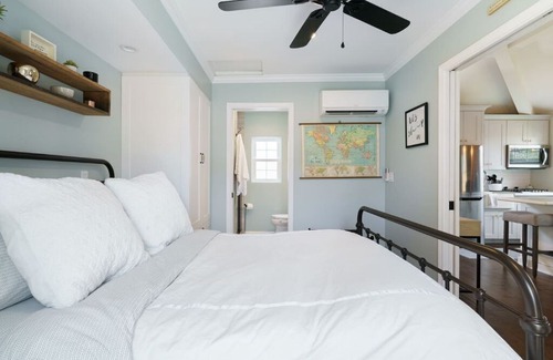 Talmadge Cabaña | Serene Urban Oasis - Cozy 1 Bedroom Cottage