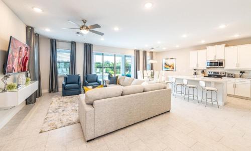 Bay Lake Casa | Serene Vibrant 4 Bdrm Villa with Games Room at Encore