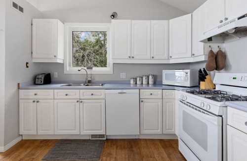 Meaford Casa | Serene Waterfront Escape On Private Lane
