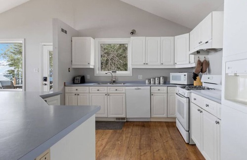 Meaford Casa | Serene Waterfront Escape On Private Lane