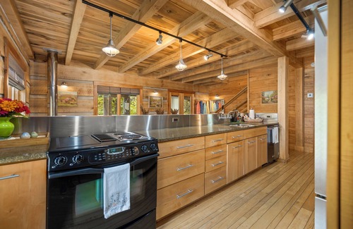 Unionville Cabina | Summer Forest Sanctuary: Adventure & Relaxation Near Lake Lemon