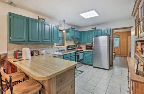 Tobyhanna Cabina | Serene Woods Retreat:Backyard Firepit Pet-Friendly
