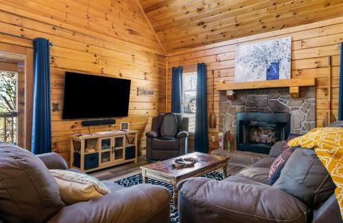 Sevierville Casa | Serenity, A Rustic Log Cabin Retreat