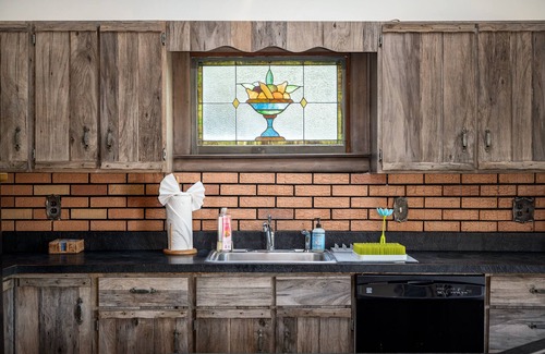 South Salem Cabina | Serenity Awaits at this Cozy Lakeside Bungalow