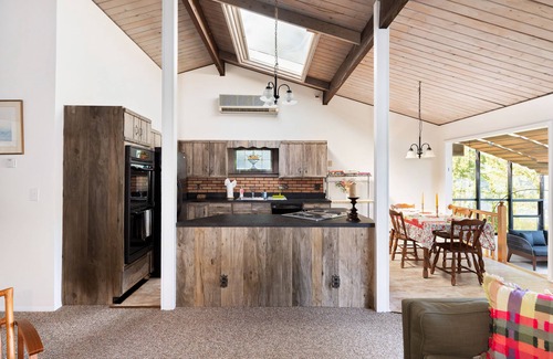 South Salem Cabina | Serenity Awaits at this Cozy Lakeside Bungalow