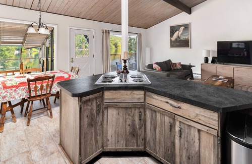 South Salem Cabina | Serenity Awaits at this Cozy Lakeside Bungalow