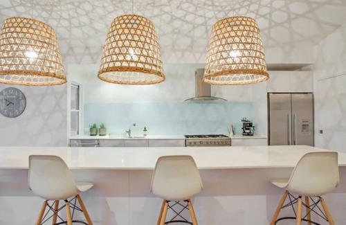 Casuarina Casa | SERENITY BEACH RETREAT - Hamptons Beach HavenCasuarina - capacidad para 14 -7 habitaciones