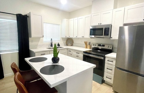 Bakersfield Apartamento | Serenity Casita perfectly equipped for traveling professionals in Bakersfield!