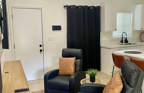 Bakersfield Apartamento | Serenity Casita perfectly equipped for traveling professionals in Bakersfield!