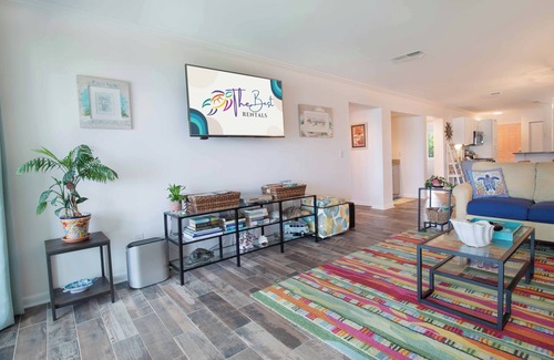 Folly Beach Condominio | Calming river views & community pool