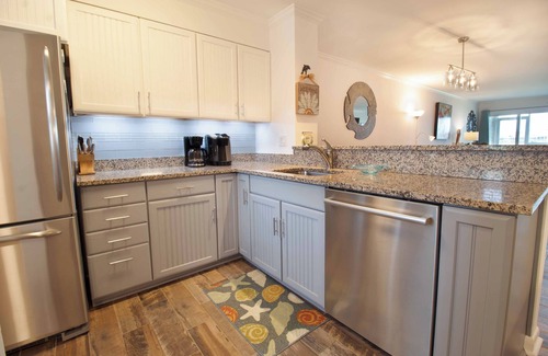 Folly Beach Condominio | Calming river views & community pool