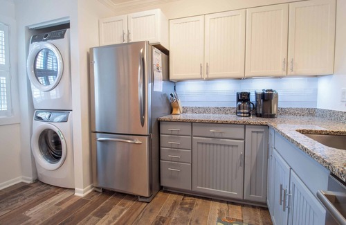 Folly Beach Condominio | Calming river views & community pool