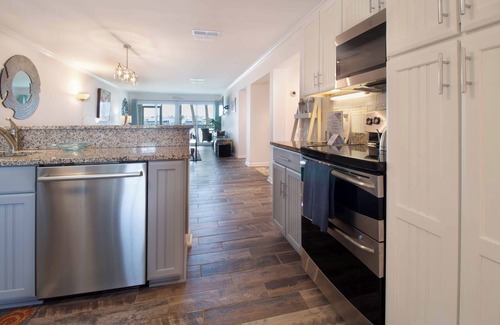 Folly Beach Condominio | Calming river views & community pool