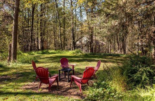 Pocono Pines Casa | Serenity Grove Game Room Fire Pit Dog Friend