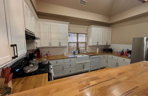 Big Spring Casa | Serenity House Work-Ready Pool table & Laundry
