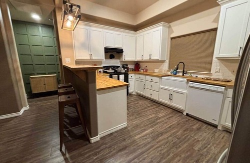 Big Spring Casa | Serenity House Work-Ready Pool table & Laundry