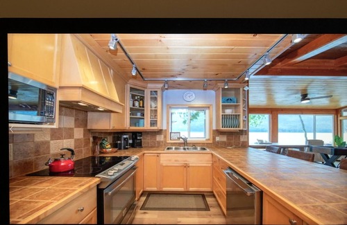 North Okanagan Casa | Serenity LakeHouse on Mabel Lake - Hot tub & 105 feet of beach