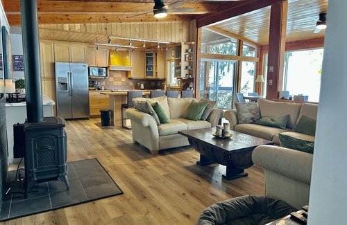 North Okanagan Casa | Serenity LakeHouse on Mabel Lake - Hot tub & 105 feet of beach