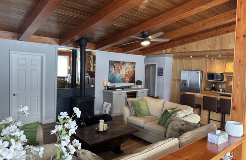 North Okanagan Casa | Serenity LakeHouse on Mabel Lake - Hot tub & 105 feet of beach