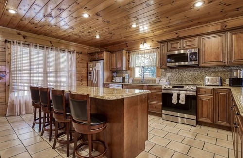 Sevierville Cabina | Serenity Mountain Pool Lodge, Theater Room, Sleeps 42, Indoor Pool!!!