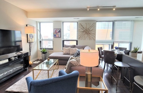 Evanston Condominio | "Serenity of Evanston" 2 BDR/2Bath Modern-Luxe Suite