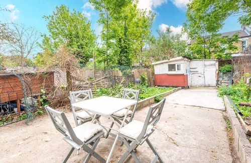 Tottenham Casa | Serenity, Scenery, Shopping, and Sports