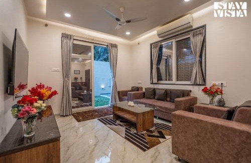 Nashik Apartamento | Serenity Skies Apartment with Pool by VEO - Part of StayVista