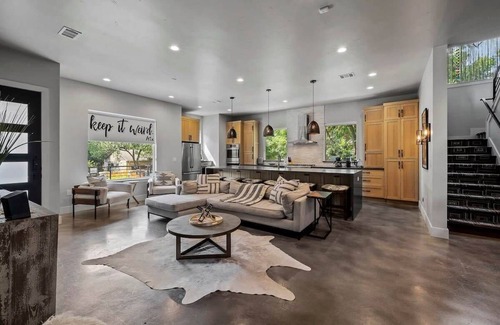 South Lamar Casa | Serenity Spaces in S Lamar - Sauna|Hot tub|Firepit