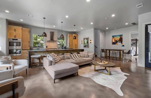 South Lamar Casa | Serenity Spaces in S Lamar - Sauna|Hot tub|Firepit