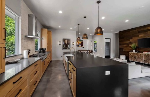 South Lamar Casa | Serenity Spaces in S Lamar - Sauna|Hot tub|Firepit