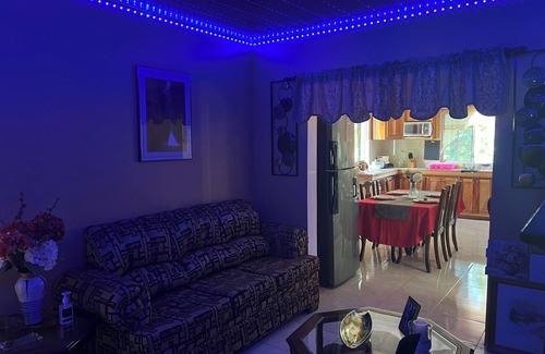 Lacovia Apartamento | Serenity Suite 2BR King Apt W/AC