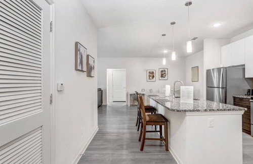 Sun Bay South Apartamento | Serenity Suites: 3BR Gem in South Tampa's Heart