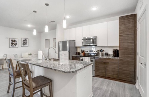 Sun Bay South Apartamento | Serenity Suites: 3BR Gem in South Tampa's Heart