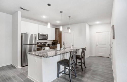Sun Bay South Apartamento | Serenity Suites: 3BR Gem in South Tampa's Heart