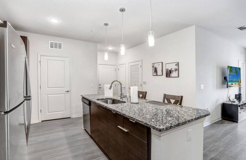 Sun Bay South Apartamento | Serenity Suites: 3BR Gem in South Tampa's Heart