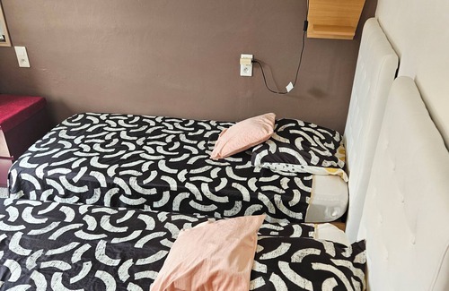 Lezignan-Corbieres Cama Y Desayuno | Serge Le Belge room 2 single bed with balcony
