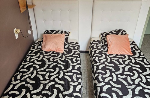 Lezignan-Corbieres Cama Y Desayuno | Serge Le Belge room 2 single bed with balcony