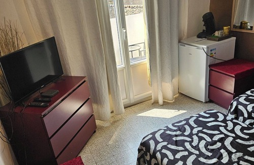 Lezignan-Corbieres Cama Y Desayuno | Serge Le Belge room 2 single bed with balcony