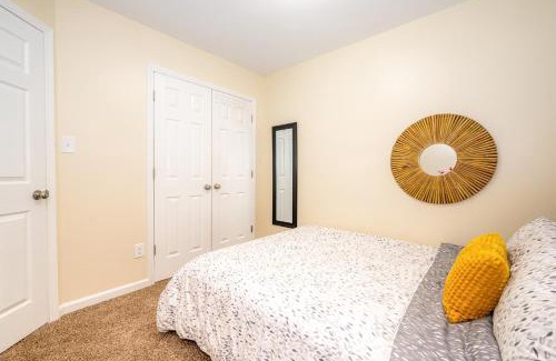 Durham Apartamento | Serine Space - Townhome - King Bed - Duke - Long Term Stays