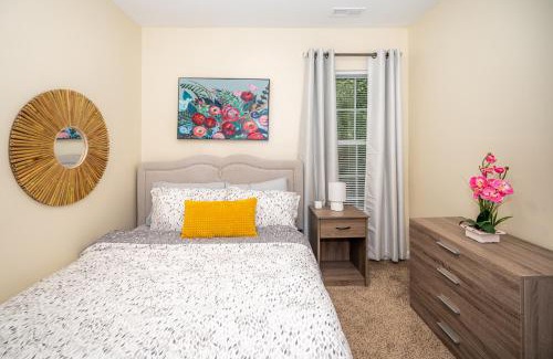 Durham Apartamento | Serine Space - Townhome - King Bed - Duke - Long Term Stays