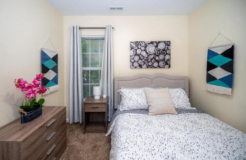 Durham Apartamento | Serine Space - Townhome - King Bed - Duke - Long Term Stays
