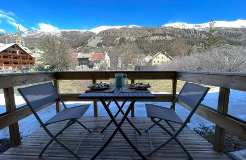 Monetier-les-Bains Apartamento | Serre Chevalier, Monêtier, superb renovated apartment with terrace overlooking garden