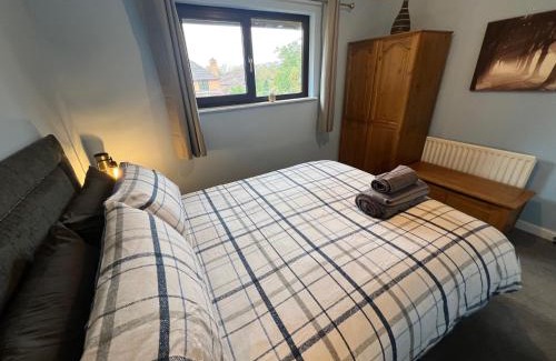 Milton Keynes Casa | Serviced 2-Bed Home in MK, Walk to Train, City Shopping, Santander & Network Rail HQ, Parking & WiFi Included Webbhill Stays