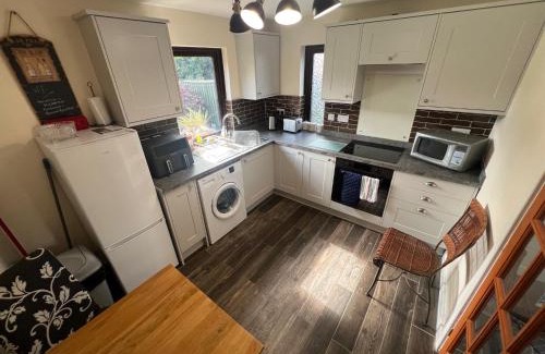 Milton Keynes Casa | Serviced 2-Bed Home in MK, Walk to Train, City Shopping, Santander & Network Rail HQ, Parking & WiFi Included Webbhill Stays