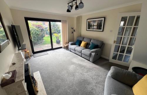 Milton Keynes Casa | Serviced 2-Bed Home in MK, Walk to Train, City Shopping, Santander & Network Rail HQ, Parking & WiFi Included Webbhill Stays