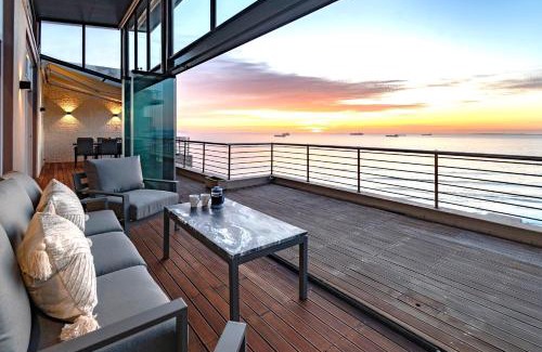 Bloubergstrand Apartamento | Serviced Beach Penthouse, 100k Gemstone display, All Ensuite