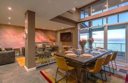 Bloubergstrand Apartamento | Serviced Beach Penthouse, 100k Gemstone display, All Ensuite